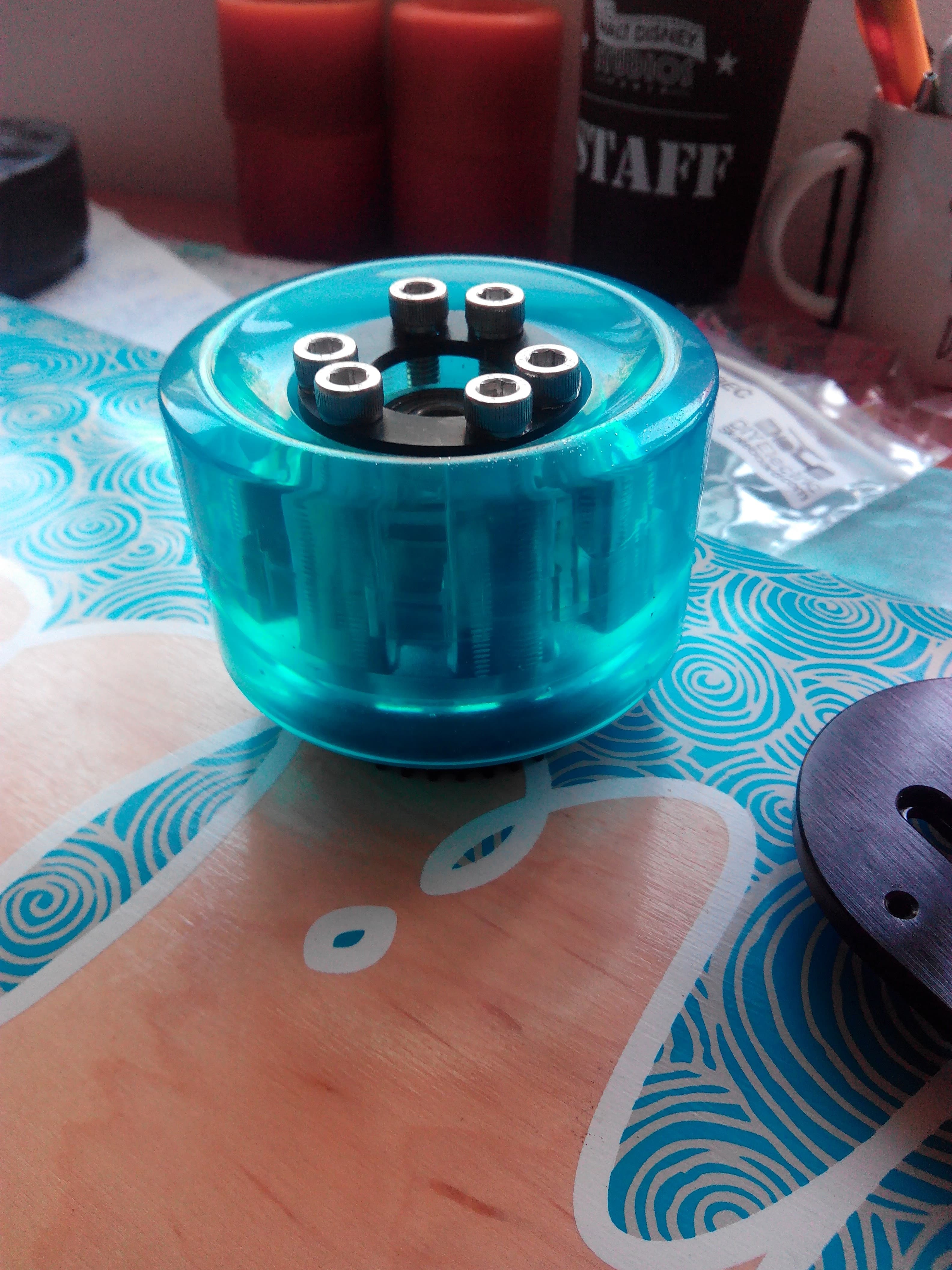 Rueda transparente azul con hub